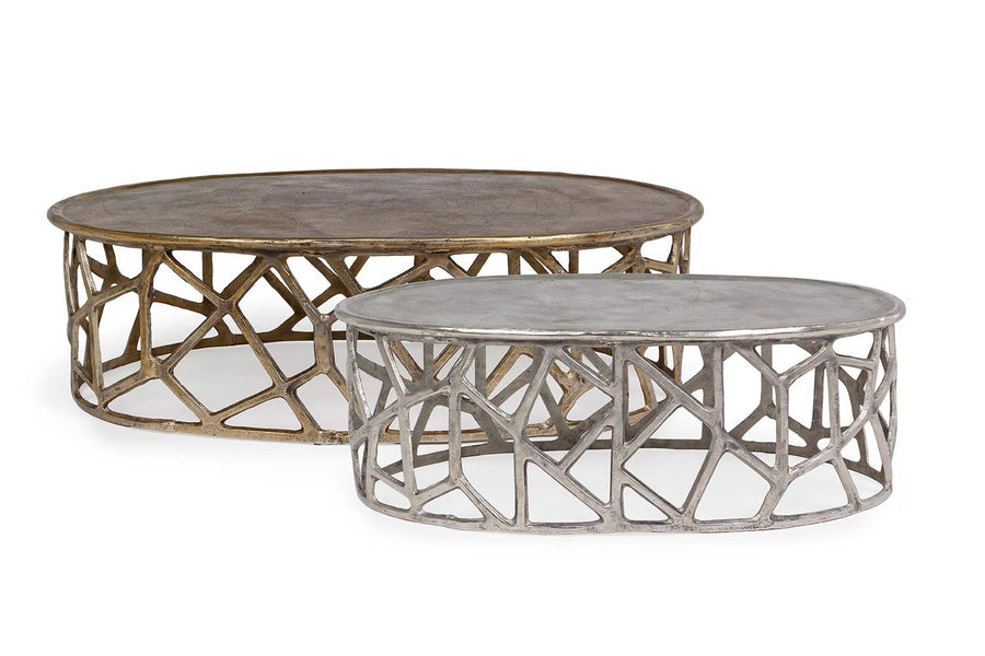 Arany és ezüst színű, ovális formájú, alumíniumból készült dohányzóasztal szett.