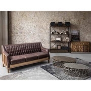 Arany és ezüst színű, ovális formájú, alumíniumból készült dohányzóasztal szett, loft stílusú nappaliban.