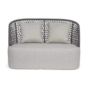 Modern, formatervezett kétszemélyes kerti kanapé, világosszürke ülő- és díszpárnákkal.