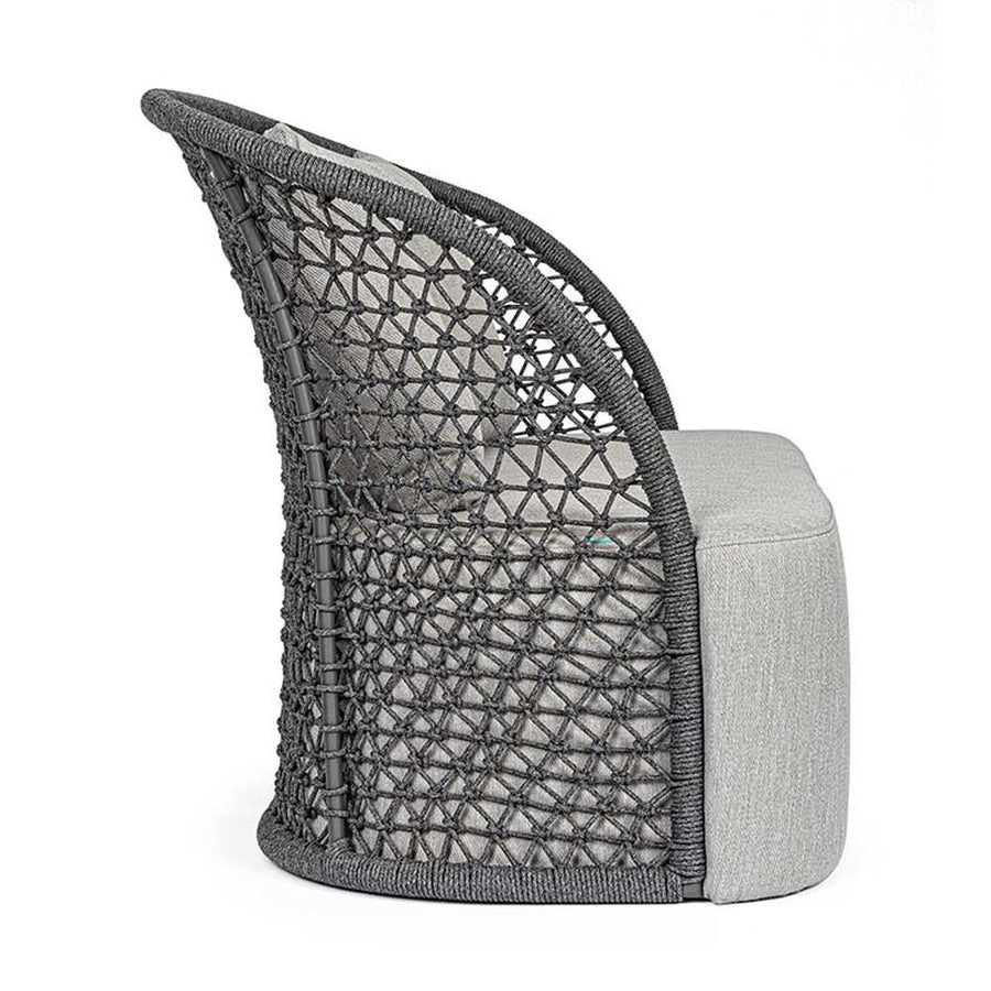 Modern, formatervezett kétszemélyes kerti kanapé, világosszürke ülő- és díszpárnákkal.