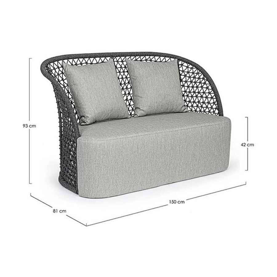 Modern, formatervezett kétszemélyes kerti kanapé, világosszürke ülő- és díszpárnákkal.