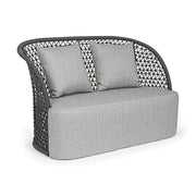 Modern, formatervezett kétszemélyes kerti kanapé, világosszürke ülő- és díszpárnákkal.