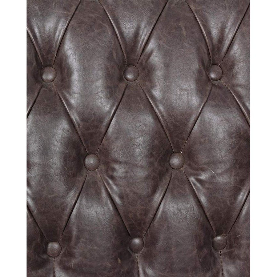 Loft stílusú, sötétbarna bőrrel kárpitozott kőrisfa kanapé háttámla részlete.