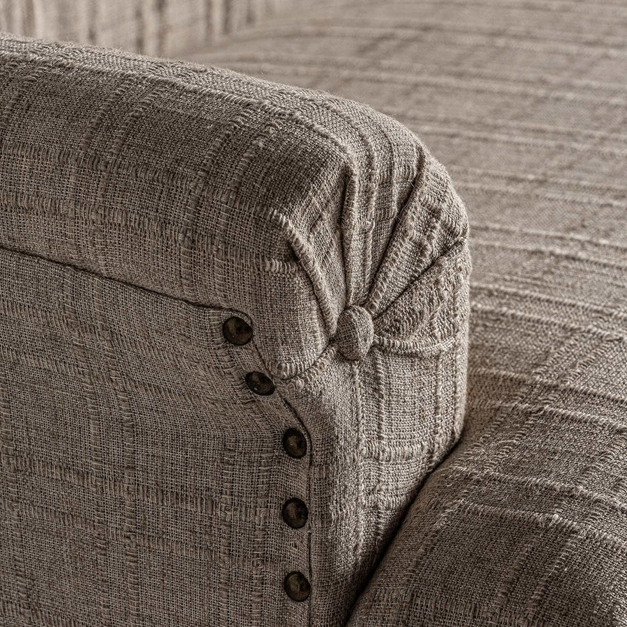 Klasszikus, koloniál stílusú, mangófából készült, ekrü színű, vászon hatású poliészter kárpittal kárpitozott 2 személyes szófa.