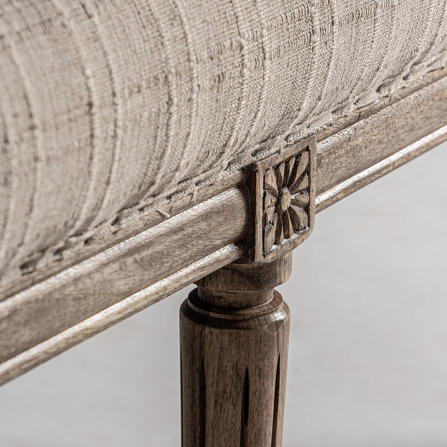 Klasszikus, koloniál stílusú, mangófából készült, ekrü színű, vászon hatású poliészter kárpittal kárpitozott 2 személyes szófa.