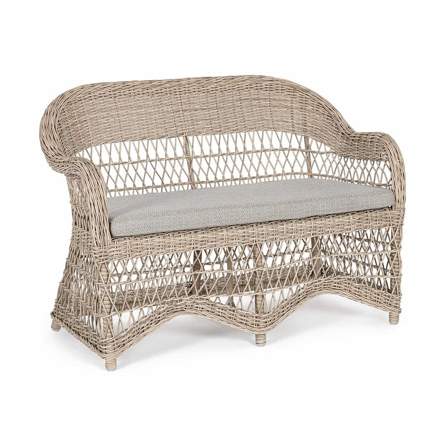 Vidéki vintage stílusú, kétszemélyes, natúr színű műrattan kerti kanapé, bézs színű olefin ülőpárnával.