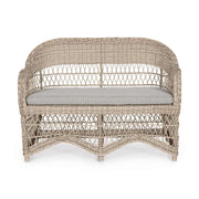 Vidéki vintage stílusú, kétszemélyes, natúr színű műrattan kerti kanapé, bézs színű olefin ülőpárnával.