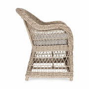 Vidéki vintage stílusú, kétszemélyes, natúr színű műrattan kerti kanapé, bézs színű olefin ülőpárnával.