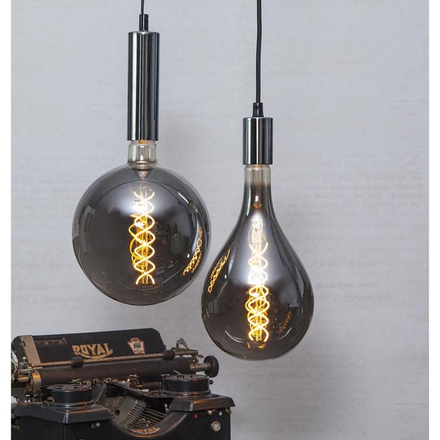 Fényes króm felületű, modern, csőszerű függő dekorfoglalat.