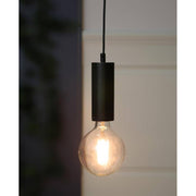 Matt fekete színű, csőszerű dekorfoglalat.