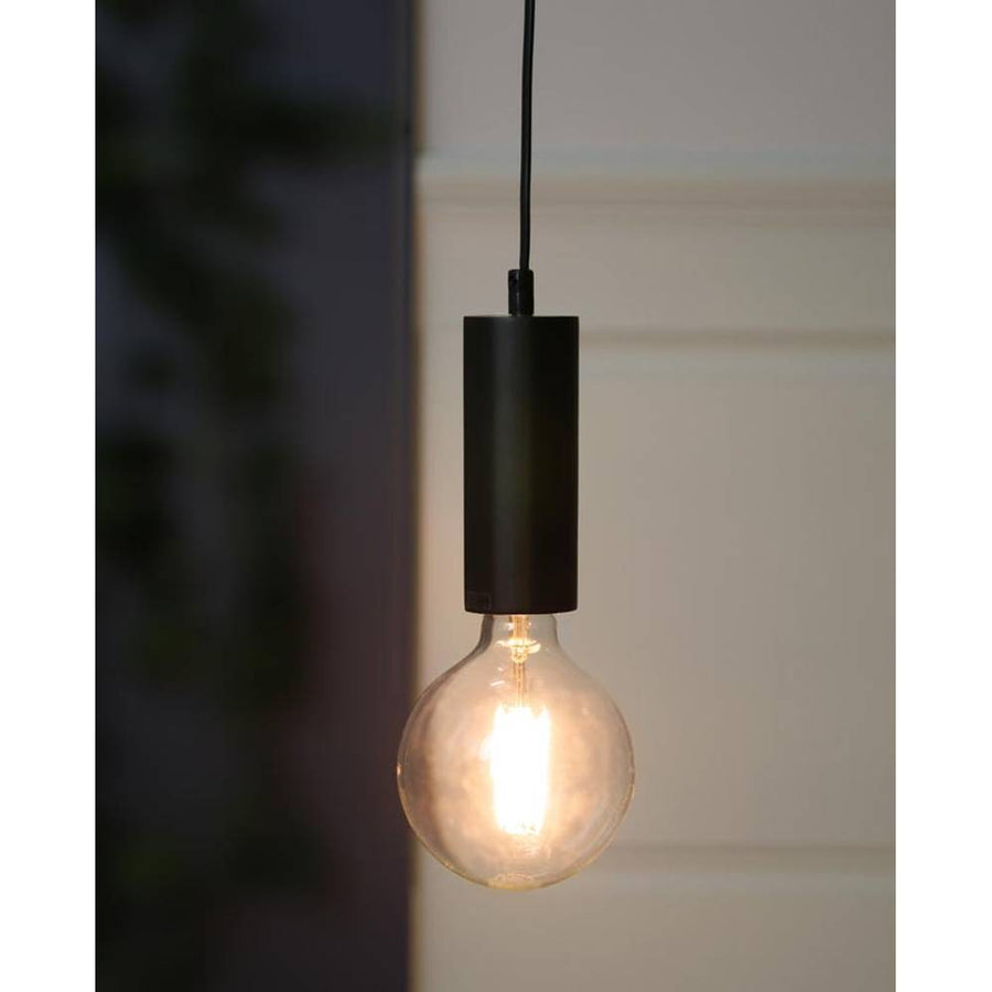 Matt fekete színű, csőszerű dekorfoglalat.