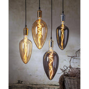 Fényes felületű, sárgaréz színű függeszthető dekorfoglalat.