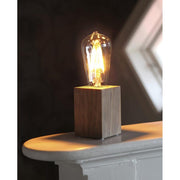 Téglatest formájú, fából készült, natúr színű asztali dekorfoglalat.