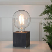 Fából készült, kocka formájú, fekete színű asztali dekorfoglalat.