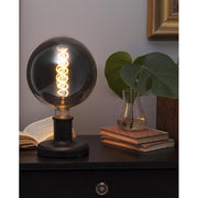 Fából készült, fekete színű asztali dekorfoglalat.