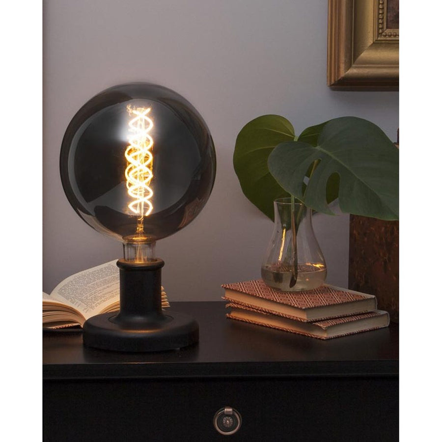 Fából készült, fekete színű asztali dekorfoglalat.