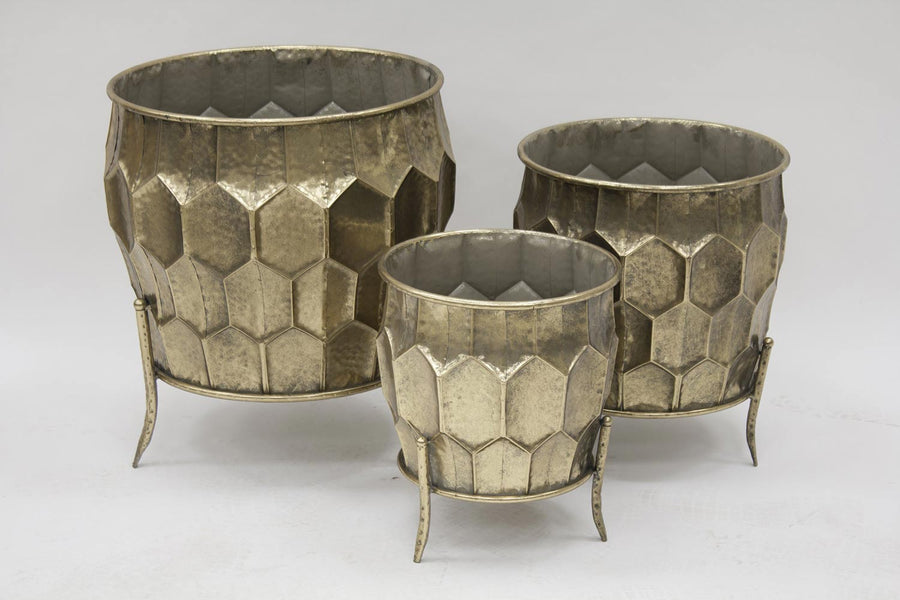 Dombormintás felületű, antik arany színű, nagyméretű, lábakon álló, három darabos fém kaspó szett.