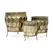 Dombormintás felületű, antik arany színű, nagyméretű, lábakon álló, három darabos fém kaspó szett.