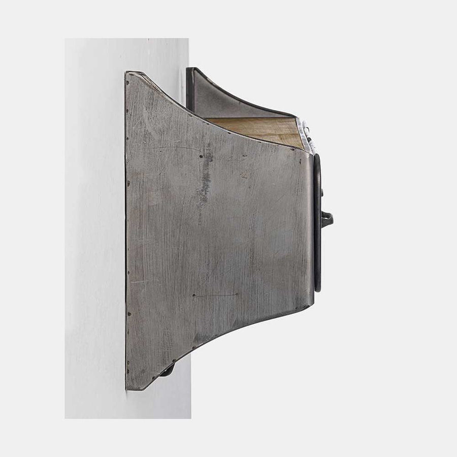 Fémből és fából készült, 83 cm hosszú és 30 cm magas, 3 fiókos, antikolt szürke színű, fogassal ellátott, ipari stílusú szortírozó falipolc.