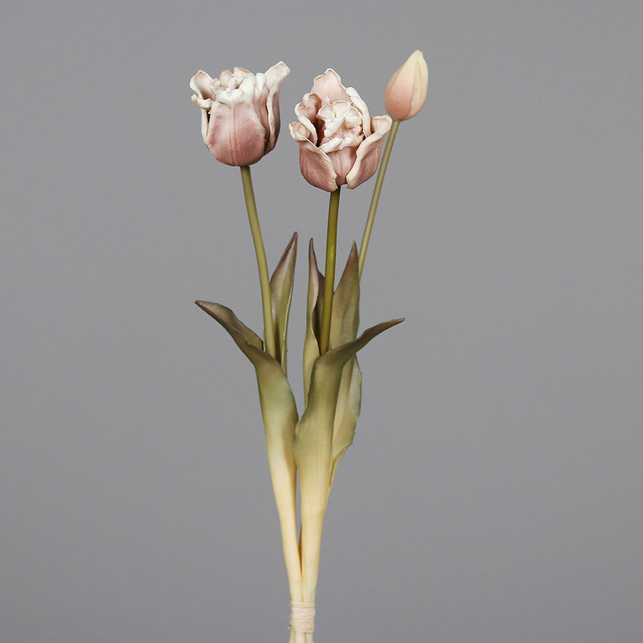 Fáradt barna színvilágú, vintage stílusú, 3 szálból álló tulipán csokor művirág, nyílt és bimbos virágfejekkel.