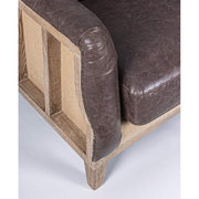 Loft stílusú, sötétbarna bőrrel kárpitozott kőrisfa kanapé karfa része.