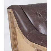 Loft stílusú, sötétbarna bőrrel kárpitozott kőrisfa kanapé karfa részlete.