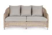Vidéki vintage stílusú, háromszemélyes, natúr színű műrattan kerti kanapé, bézs színű olefin ülő és hátpárnával.