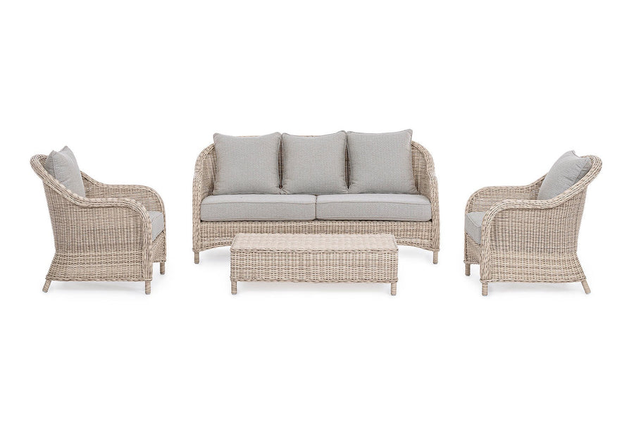 Vidéki vintage stílusú, háromszemélyes, natúr színű műrattan kerti kanapé, bézs színű olefin ülő és hátpárnával.