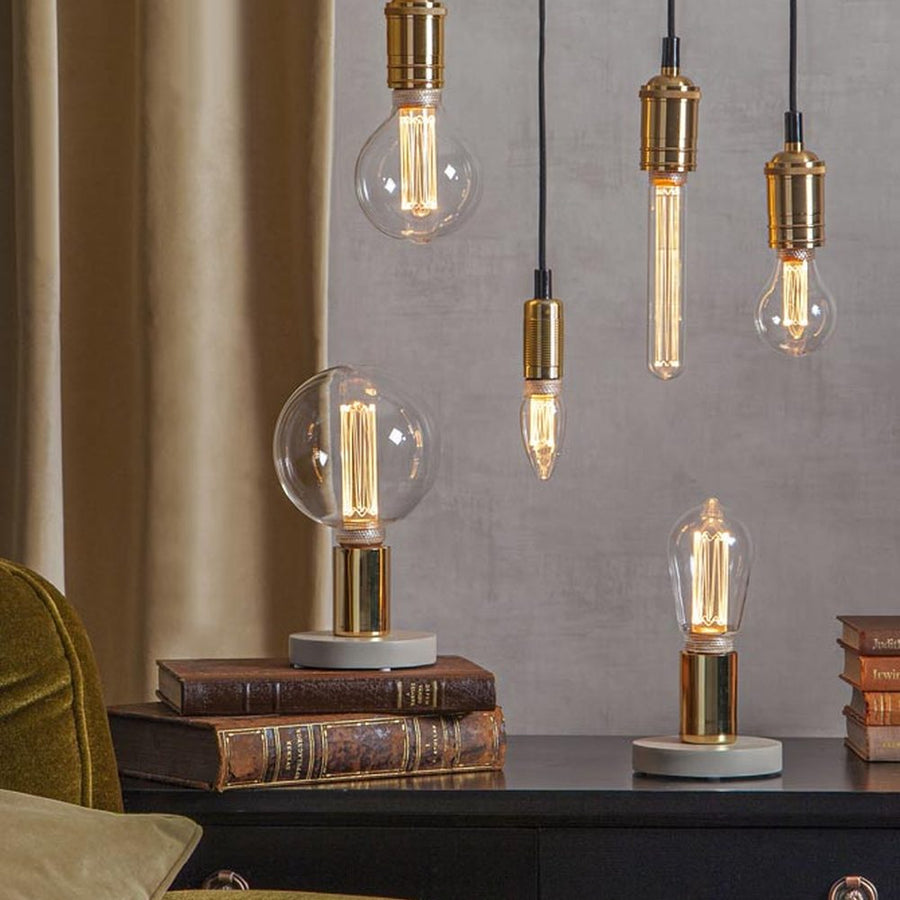 New Generation Classic meleg fehér fényű LED dekorációs izzó áttetsző üveggel.