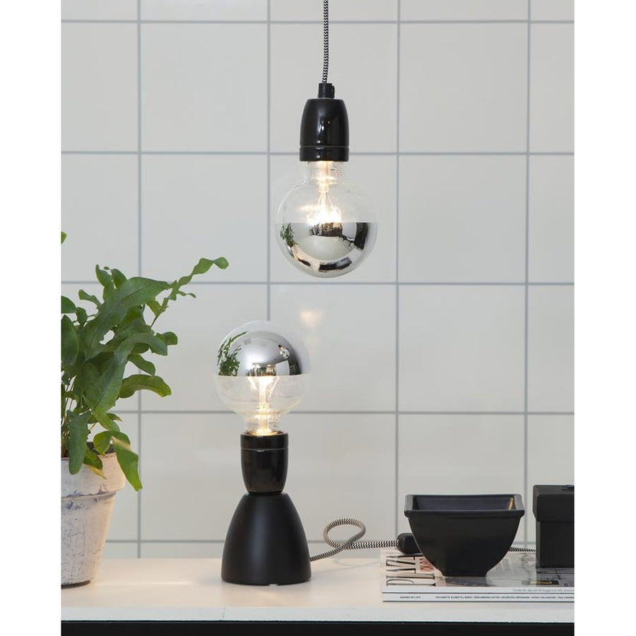 Coated Shining meleg fehér fényű LED dekorációs izzó áttetsző üveggel, ezüst bevonattal.