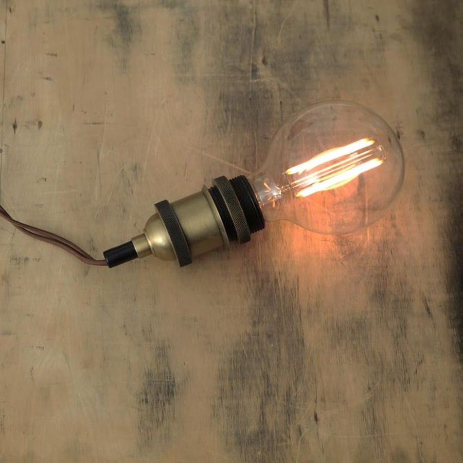 Clear Filament dekorációs izzó. Meleg fehér fényű LED dekorációs izzó áttetsző üveggel.