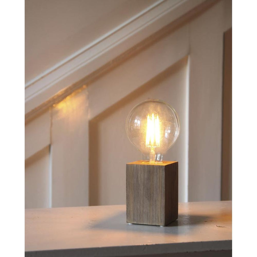 Clear Filament dekorációs izzó. Meleg fehér fényű LED dekorációs izzó áttetsző üveggel.