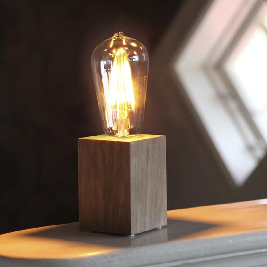 Clear Filament dekorációs izzó. Meleg fehér fényű LED dekorációs izzó áttetsző üveggel.