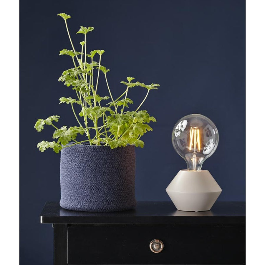 Clear Filament dekorációs izzó. Meleg fehér fényű LED dekorációs izzó áttetsző üveggel.