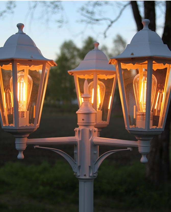 Clear Filament dekorációs izzó. Meleg fehér fényű LED dekorációs izzó áttetsző üveggel.