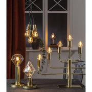 Clear Filament gyémánt alakú dekorációs izzó. Meleg fehér fényű LED dekorációs izzó áttetsző üveggel.