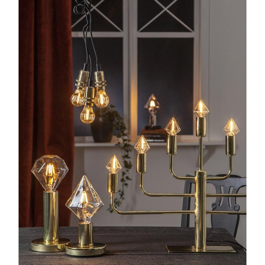 Clear Filament gyémánt alakú dekorációs izzó. Meleg fehér fényű LED dekorációs izzó áttetsző üveggel.