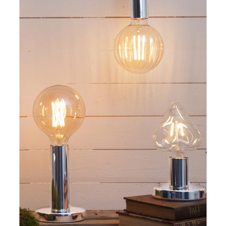 Decoled meleg fehér fényű LED dekorációs izzó szív alakú, áttetsző üveggel.