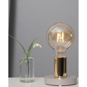 Amber Soft Glow vintage LED dekorációs izzó arany színű asztali foglalatban.