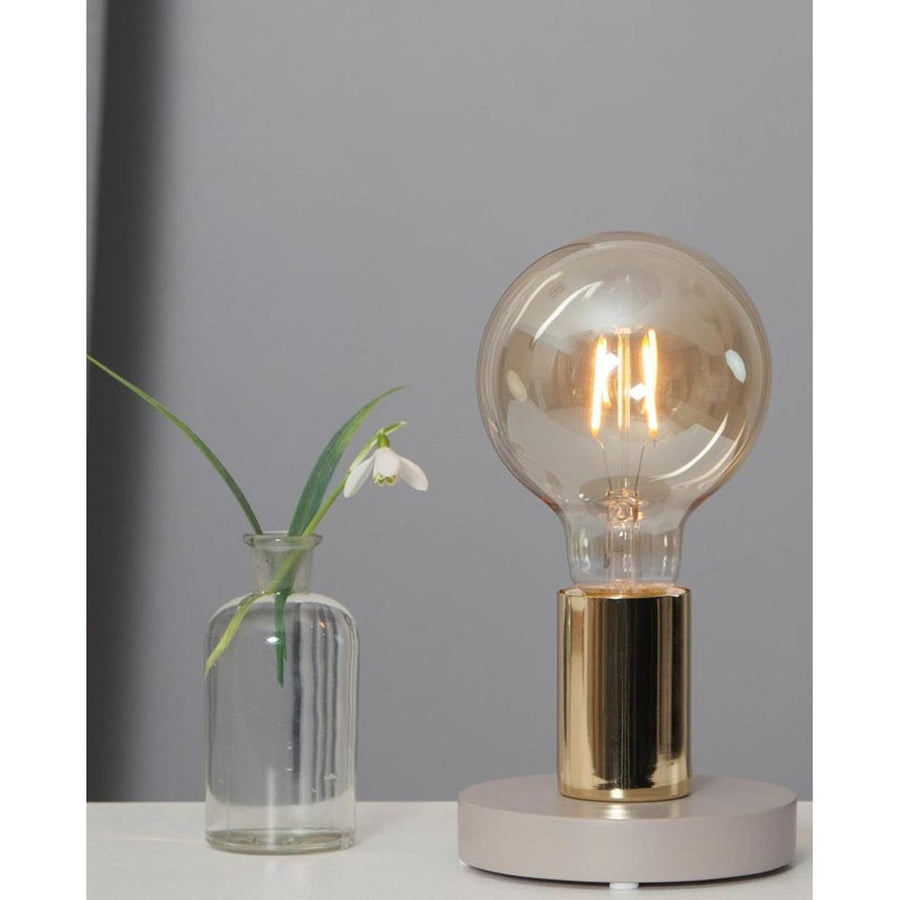 Amber Soft Glow vintage LED dekorációs izzó arany színű asztali foglalatban.