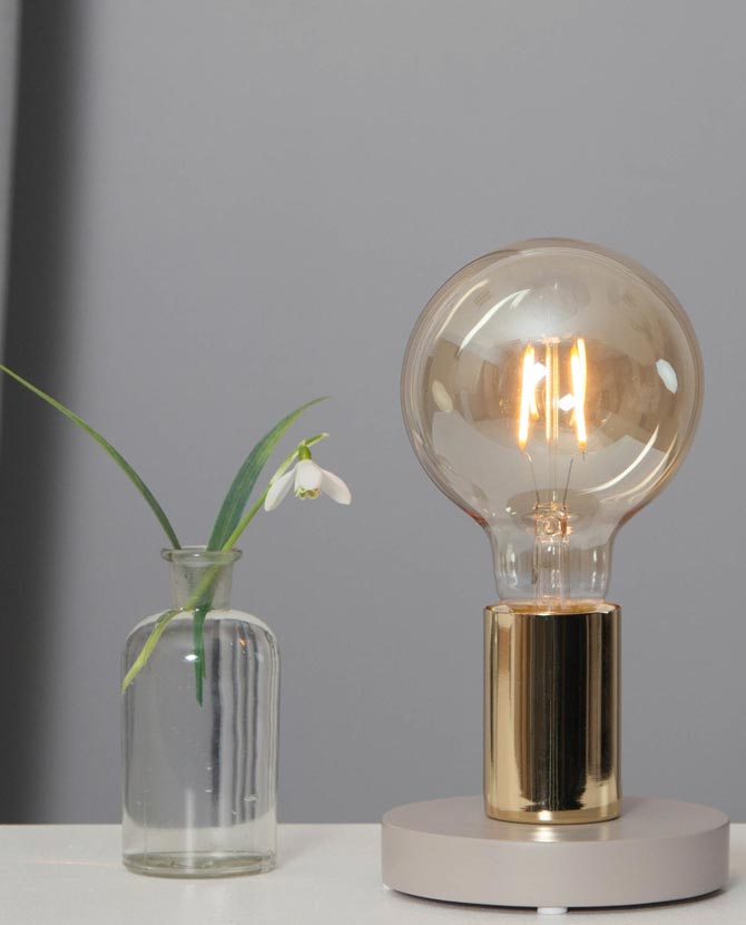 Amber Soft Glow vintage LED dekorációs izzó arany színű asztali foglalatban.