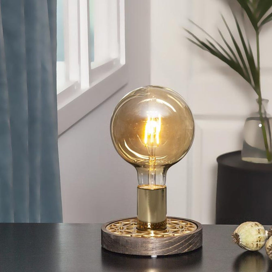 Amber Soft Glow vintage LED dekorációs izzó. Meleg fehér fényű, borostyánszín üveggel dekor foglalatban.