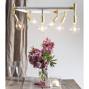 Clear Filament dekorációs izzó. Meleg fehér fényű LED dekorációs izzó áttetsző üveggel.