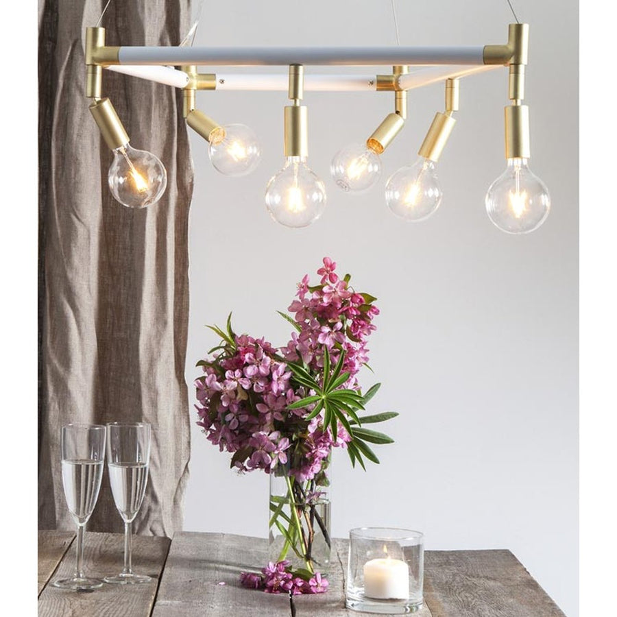 Clear Filament dekorációs izzó. Meleg fehér fényű LED dekorációs izzó áttetsző üveggel.