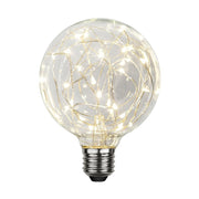 Decoled meleg fehér fényű LED dekorációs izzó áttetsző üveggel, melynek belsejében egy 25 égős fényfüzér került elhelyezésre.