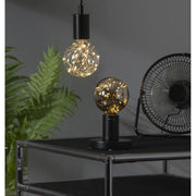 Decoled meleg fehér fényű LED dekorációs izzó áttetsző üveggel, melynek belsejében egy 25 égős fényfüzér került elhelyezésre