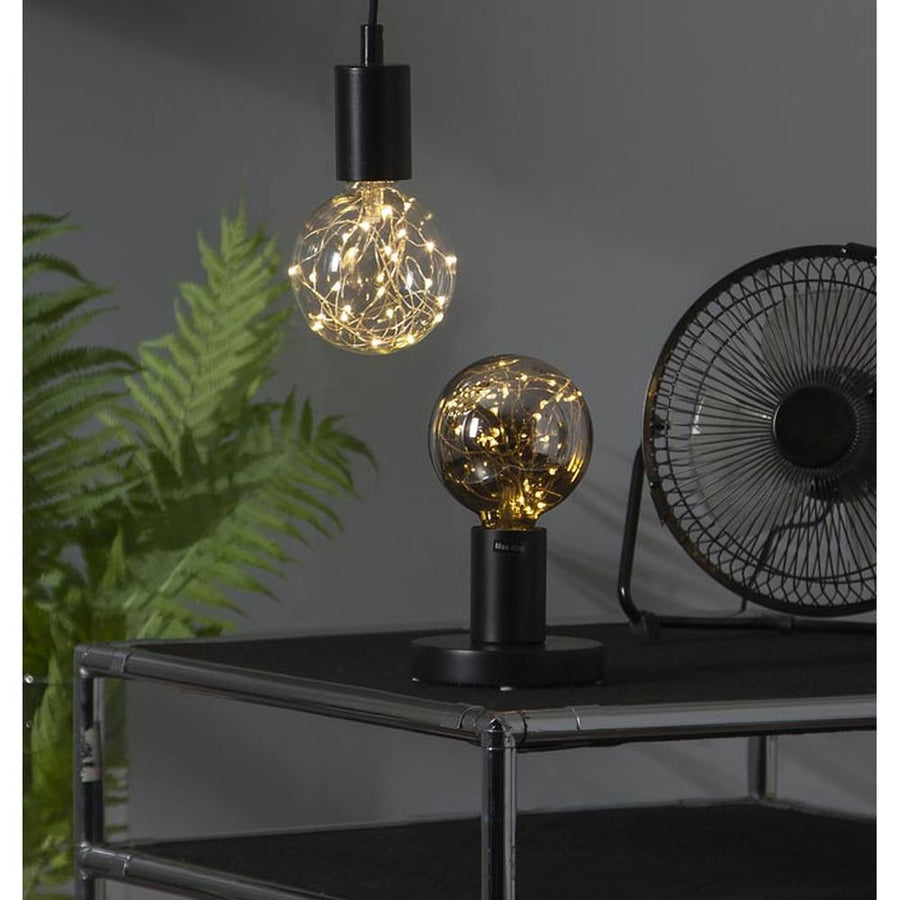 Decoled meleg fehér fényű LED dekorációs izzó áttetsző üveggel, melynek belsejében egy 25 égős fényfüzér került elhelyezésre