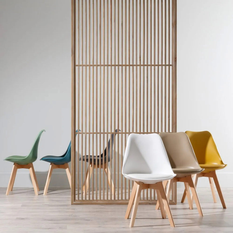 Több színű kagylóhéj formájú étkezőszékek. 