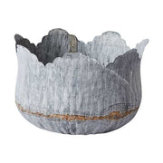 4 db-os bádog kaspószettVidéki stílusú, négydarabos, virágkehely formájú bádogkaspó szett legnagyobb tagja.