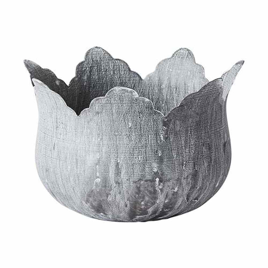 Vidéki stílusú, négydarabos, virágkehely formájú bádogkaspó szett közepes tagja.